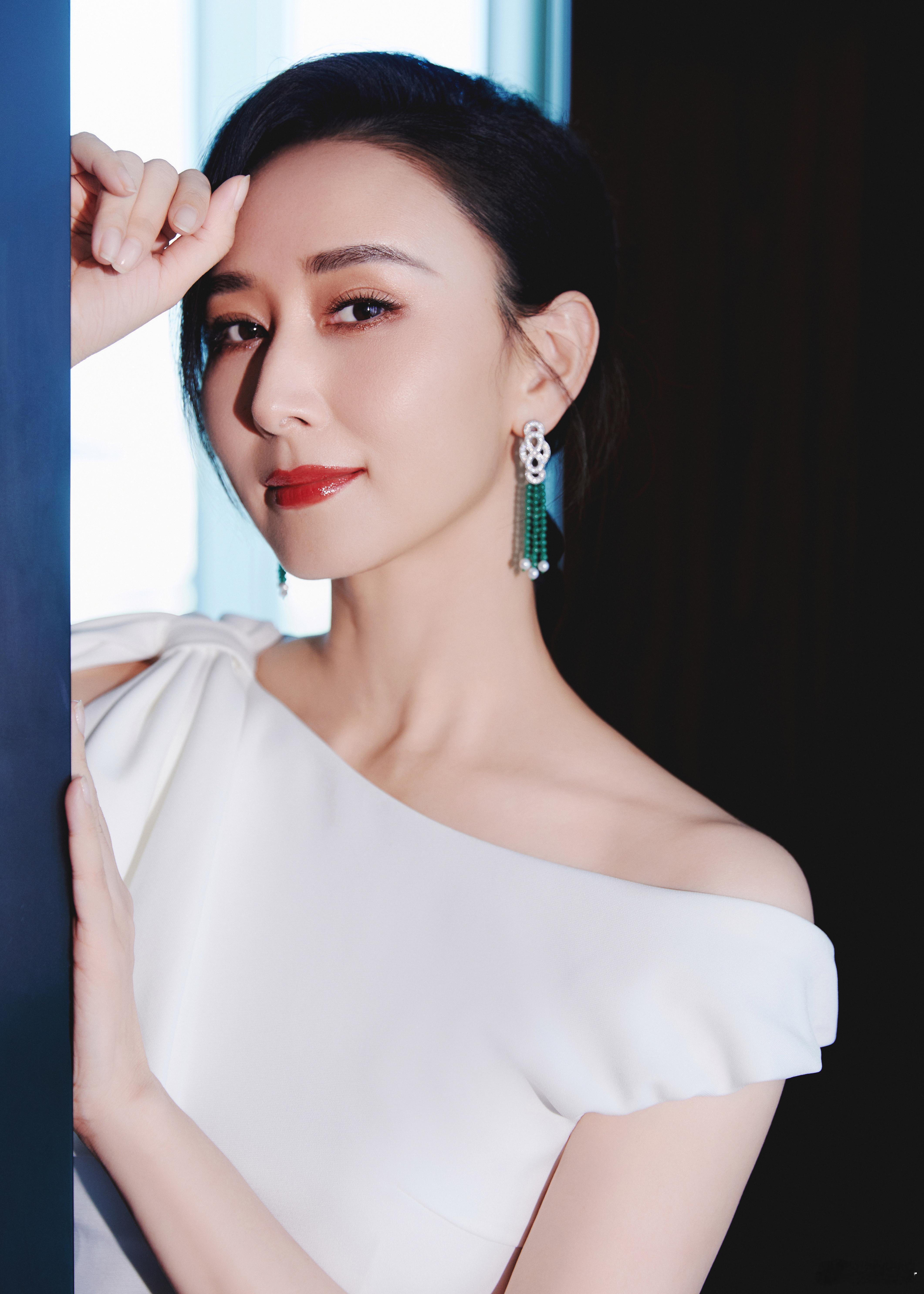 胡静简约白裙被她穿出了高级感，举手投足间的优雅，是刻在骨子里的贵气与从容。