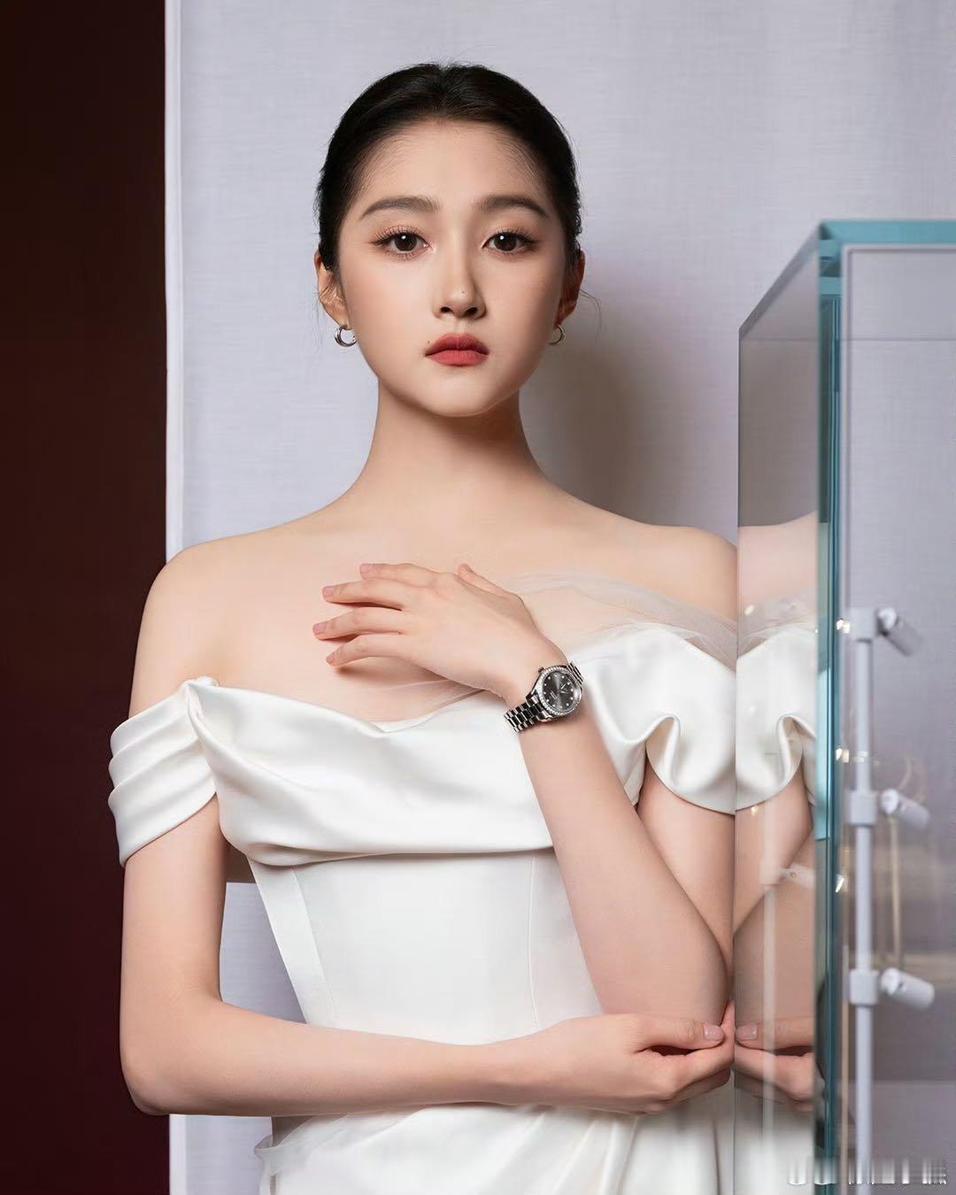 关晓彤头发全梳起来大大方方的这次露额造型惊艳全场不是偶然，对比之前的违和设计，终
