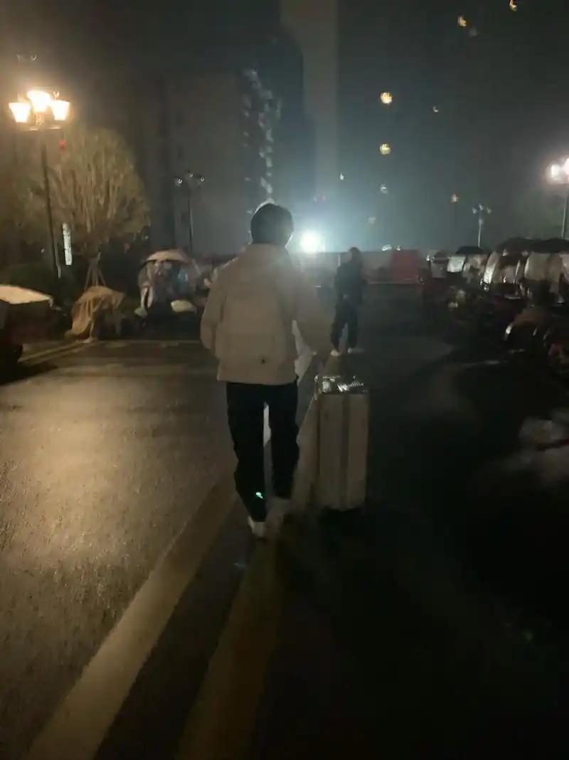 不瞒你说，我儿子12月31号就放寒假了，当时回来了也不敢和别人说，生怕大家会瞧不