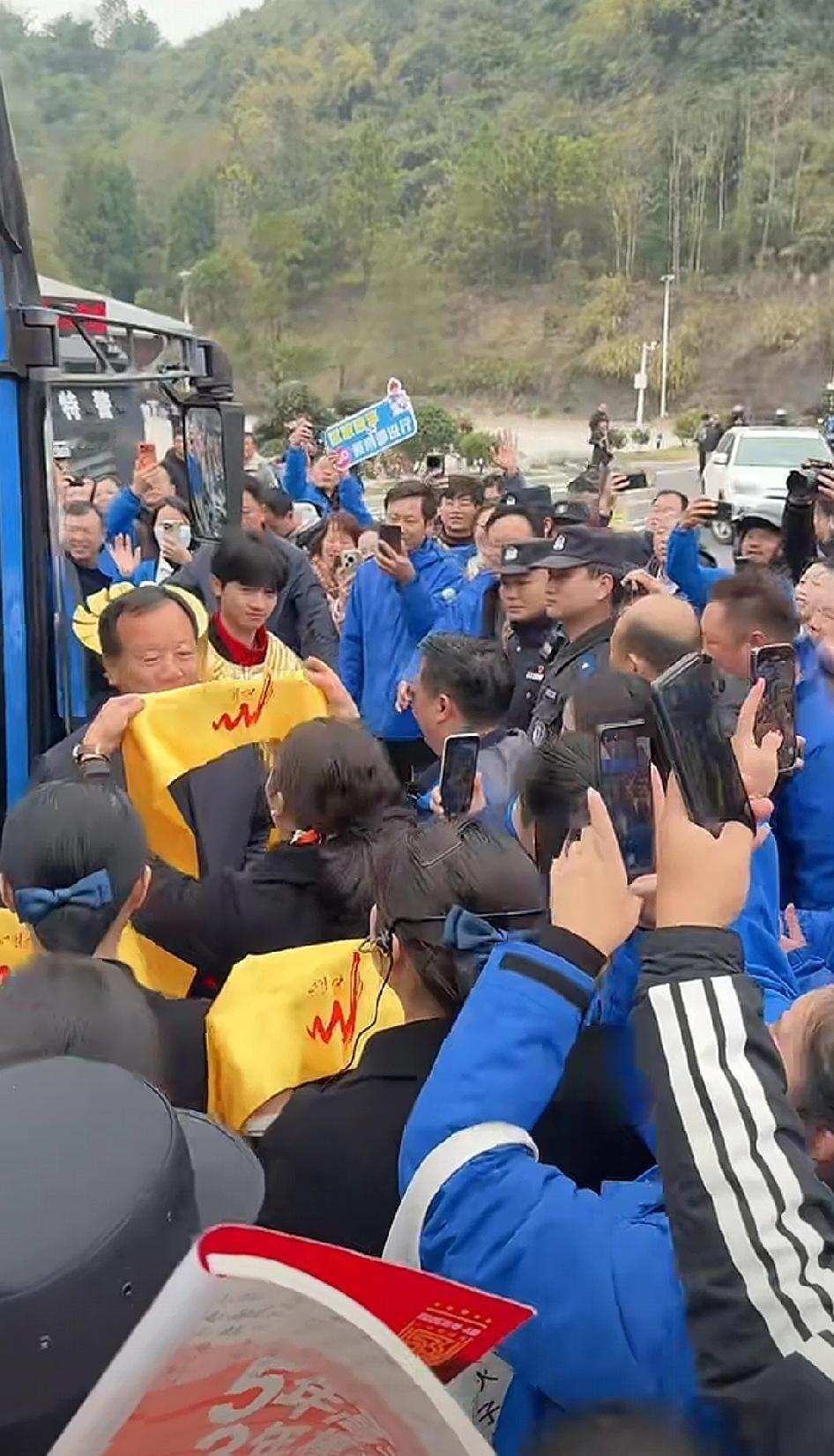 湘超冠军永州队这两天在永州的一些区县巡游，每到一个地方都有大批球迷列队欢迎，人气