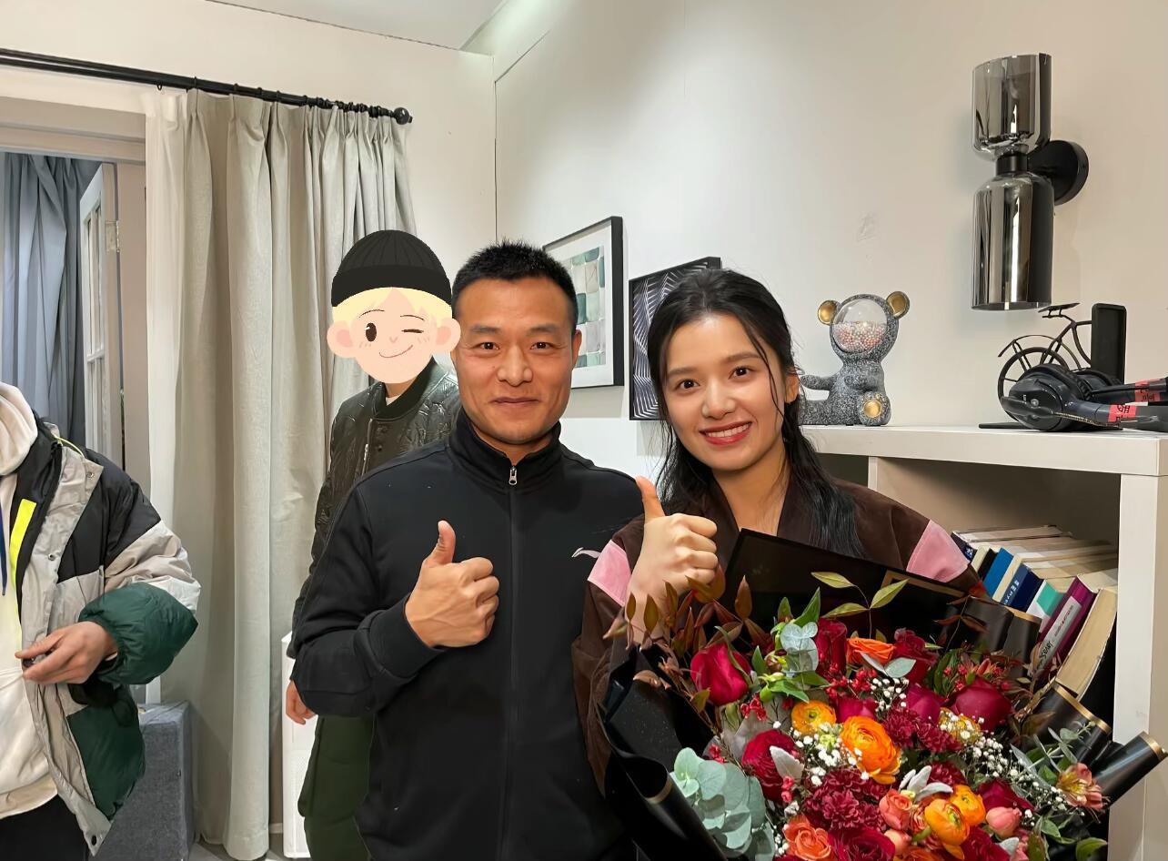 张婧仪刷到摄影师和仪的合照，一股熟悉的感觉涌上心头，原来不只俊杰和副导
