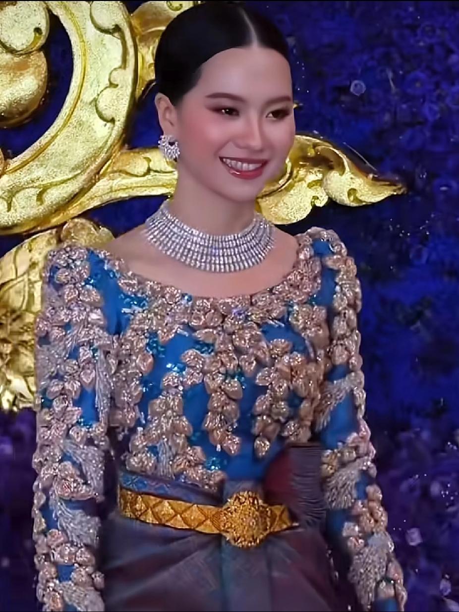 优雅蓝宝石晚宴礼服，闪耀珠宝配饰，惊艳了岁月，温柔了时光。