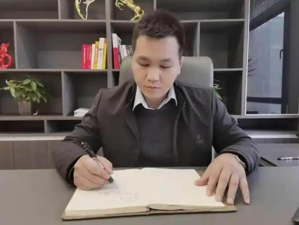 广西兴业一名孤儿，两岁丧父、母亲改嫁，从小在伯父家生活，日子过得十分艰难。谁也没