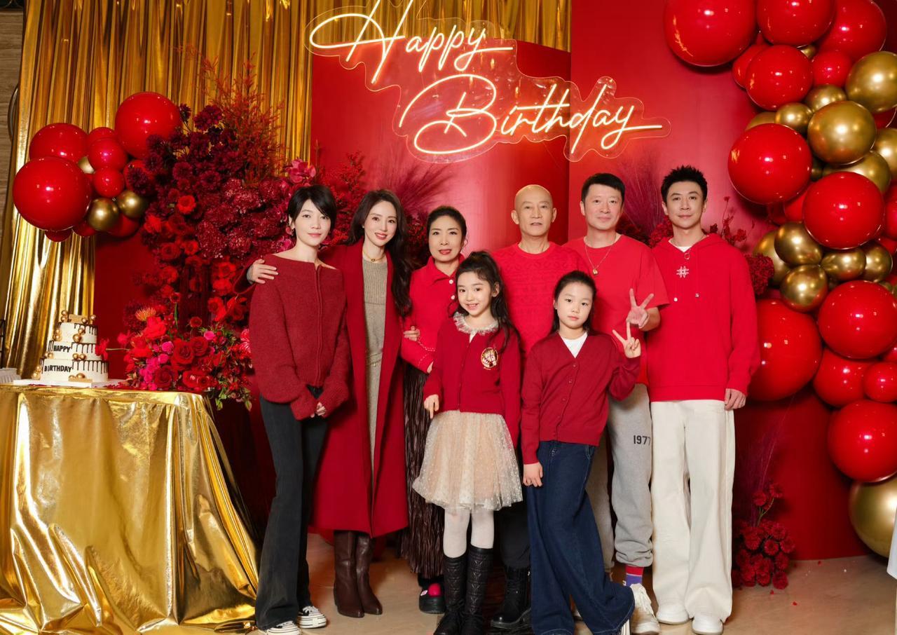 张维伊迎来38岁生日，他的妻子董璇和继女小酒窝还有一群好友为他庆生，剪了头发的张