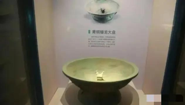1984年，浙江两兄弟扫墓时，发现父亲墓前有一个脸盆，说来也怪，这个脸盆中央盘着