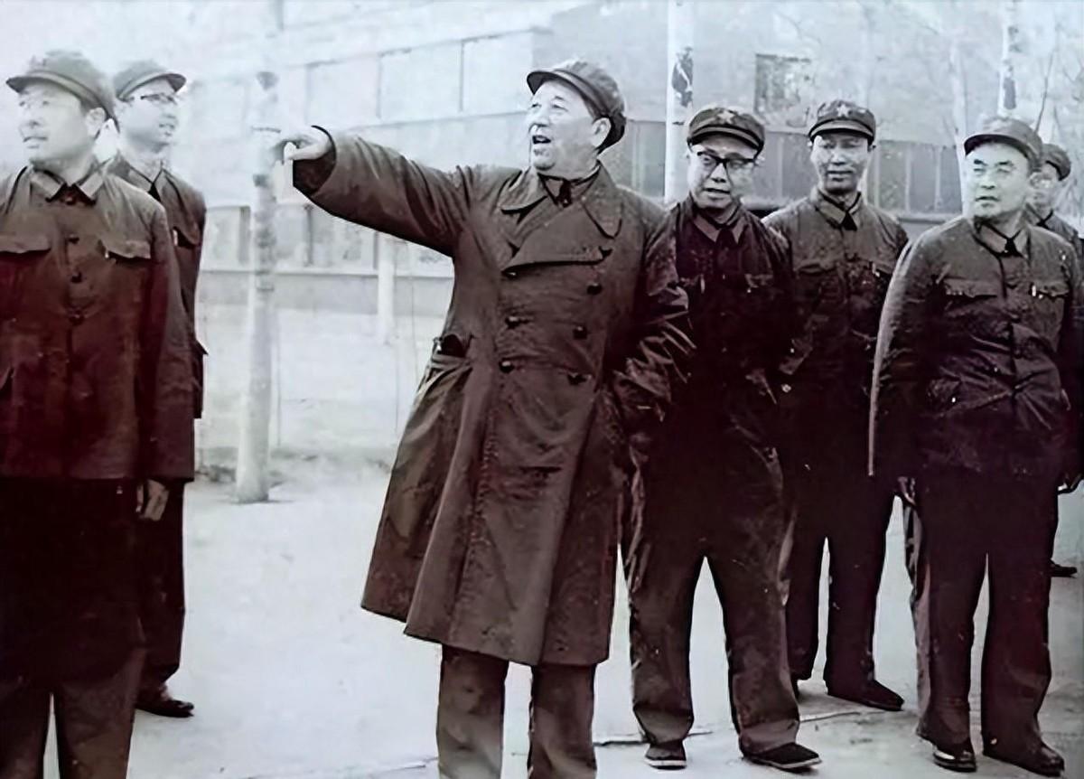 政委特地提醒司令要小心谨慎，有人暗中对他不利，司令表示问心无愧，无所畏惧！19
