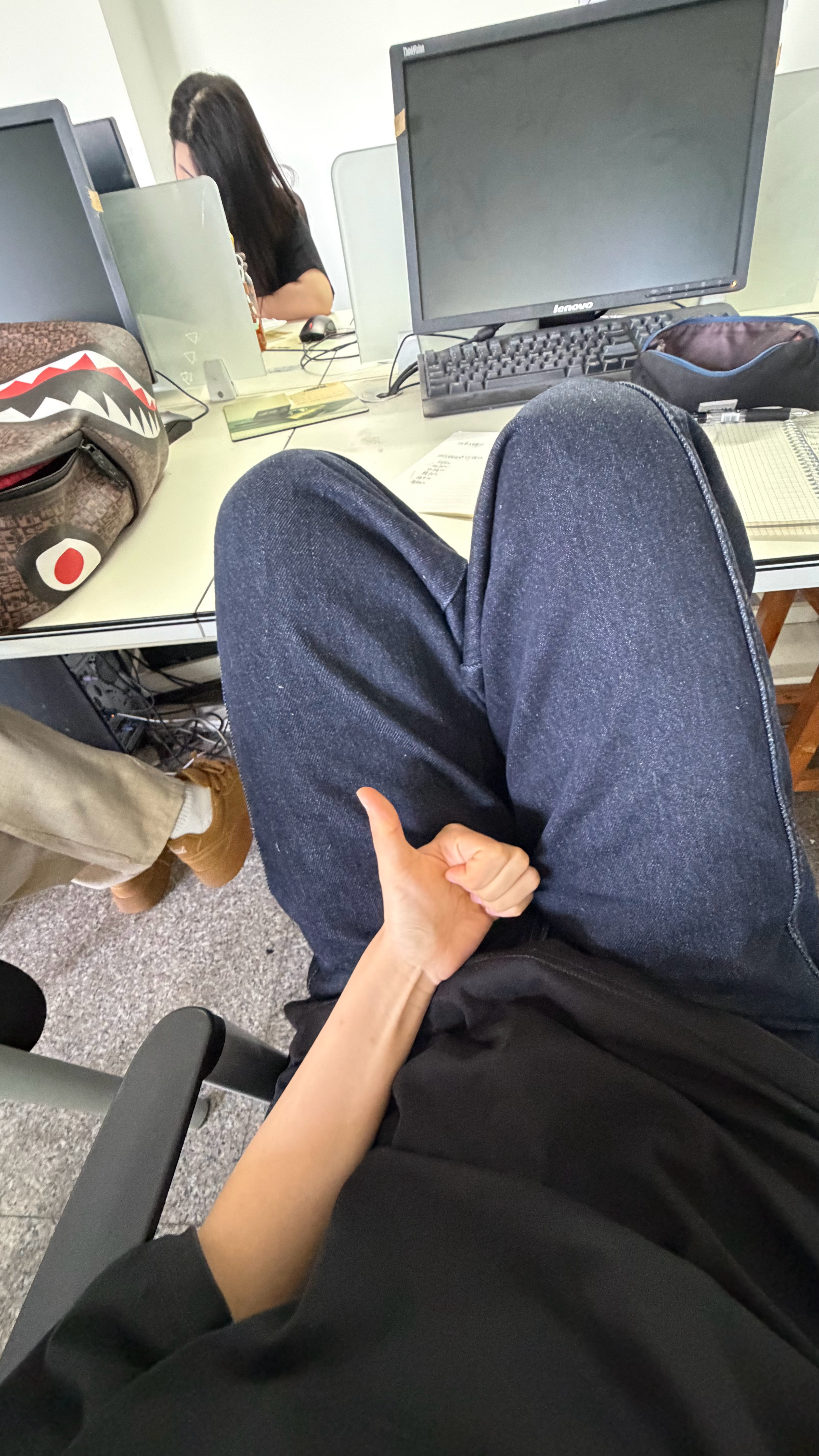 标准女性坐姿​​​