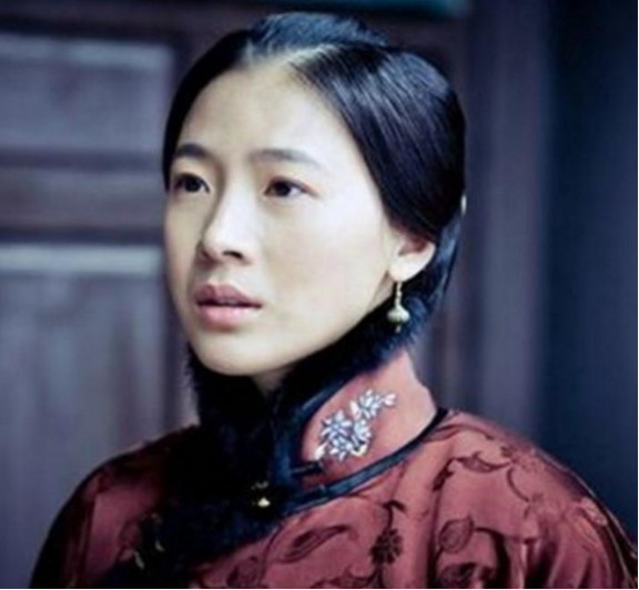 1906年，31岁的张作霖看中挑水的18岁少女许澍旸，强娶她做四姨太。新婚夜张作
