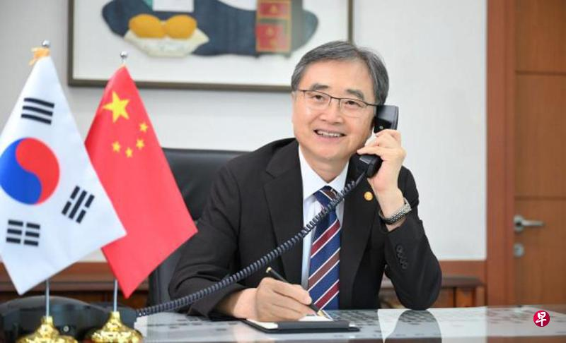 韩国的辩解来了！新加坡联合早报今日报道称：“韩国外长赵显呼吁警惕中国崛起和挑战引