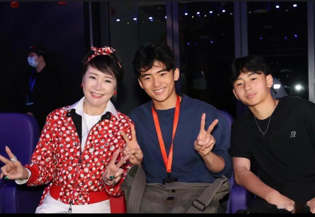 这是谢贤的大孙子谢振轩，已经19岁了，目前在澳大利亚音乐学院读书，长大后的他和谢