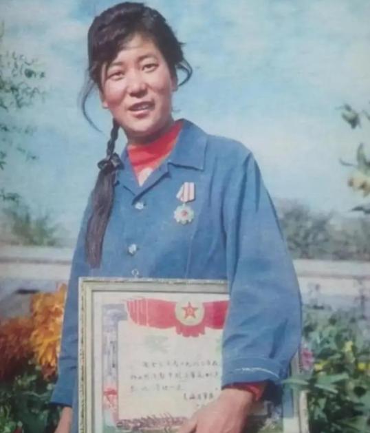 1982年，青海18岁女兵修水管时，挖出2吨银元，她四下张望，确定周围没人后，撒