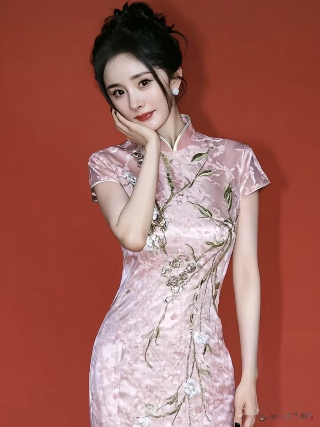 杨幂：从晴川到秦施，她演活了每一个角色的倔强与温柔。眼里有故事，脚下有征途，在流