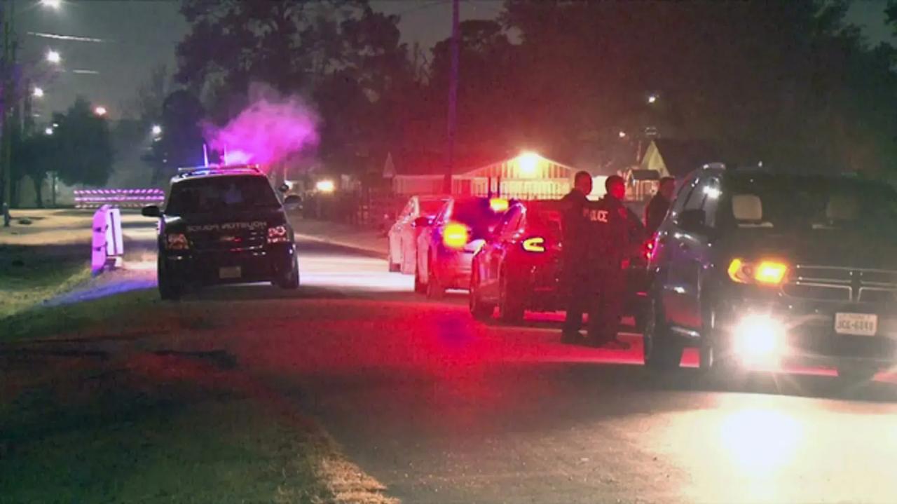 🚨🇺🇸休斯顿房主在枪战中杀死两名假“警察”两名男子出现在休斯顿的一所房