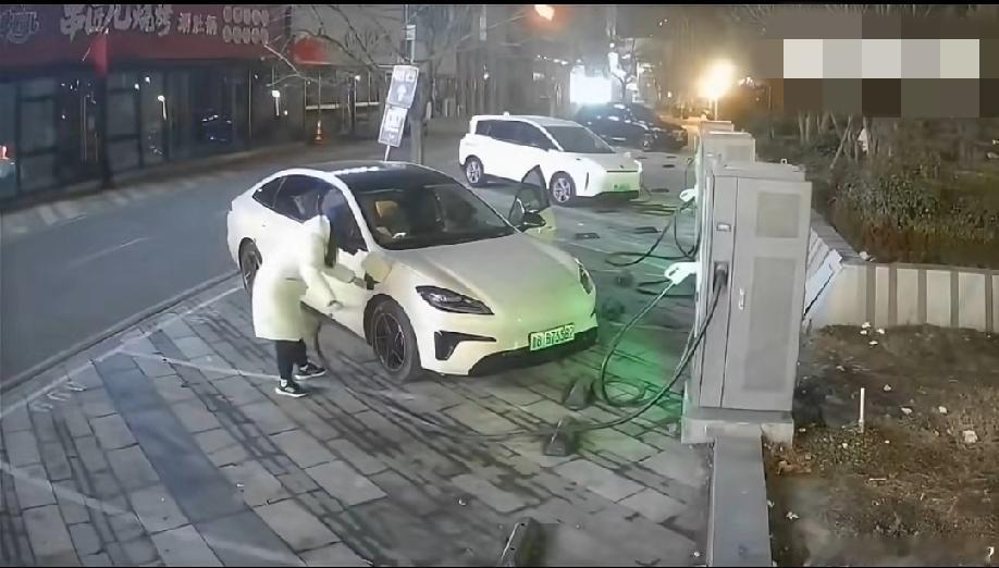 1月26日，山东某地。网友曝光监控下没素质的一幕，鲁B特斯拉女车主充好电随手将充