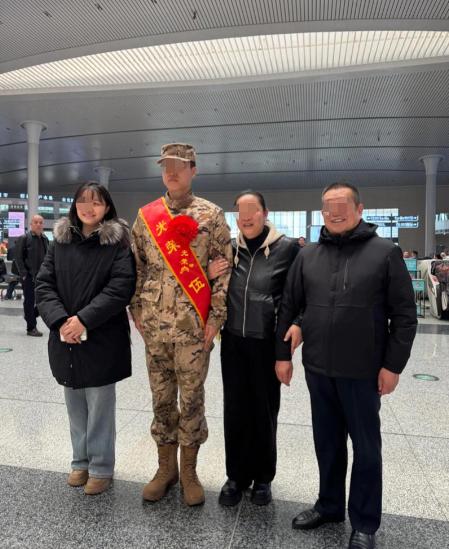 有个亲戚家孩子，16岁入伍，在部队摸爬滚打16年成了士官。32岁退伍时，部队给了