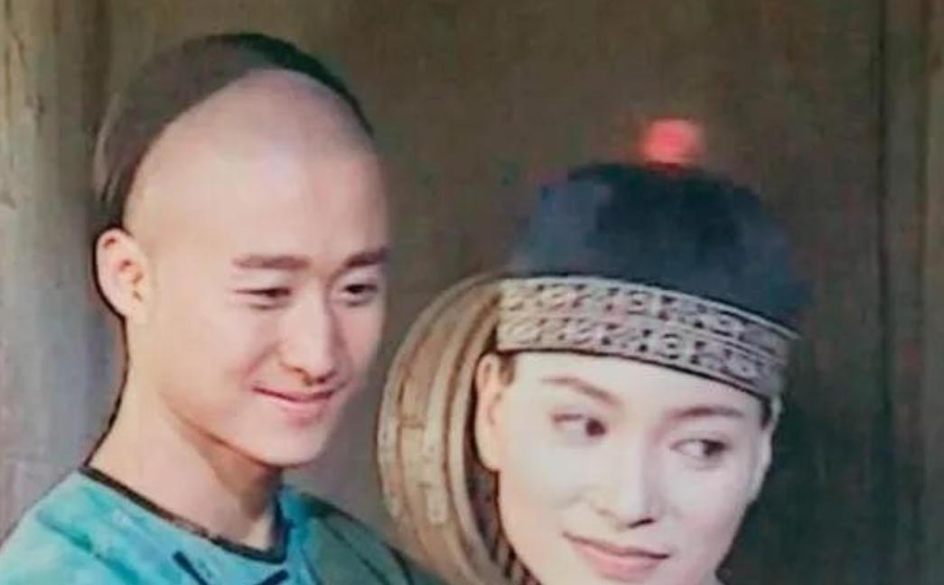 1998年，24岁的吴京向27岁的樊亦敏求婚。谁知，樊亦敏不屑一顾：