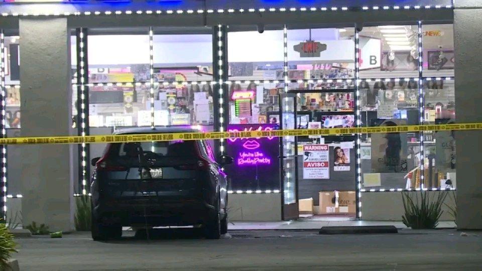 最近洛杉矶发生了一起罕见事件,一名女子在美容店击毙了持刀男子,警方判定为正当防卫