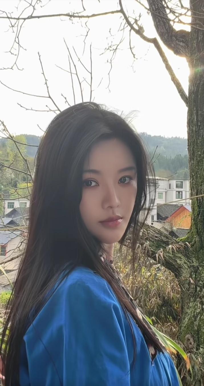 贵州苗族女孩粒晴儿。