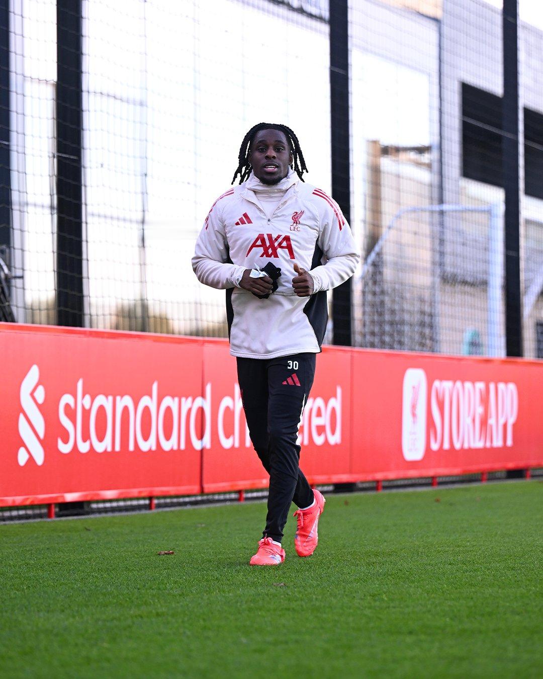 麦卡还是穿着短裤，想起了若塔和米尔纳