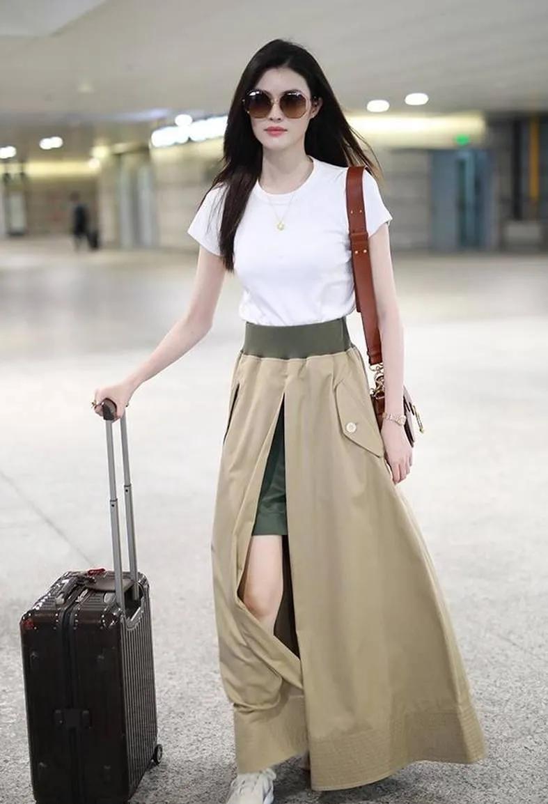 何穗的超模气场真的杀疯了！白T+开叉长裙，简约高级，走路都自带气场！何穗