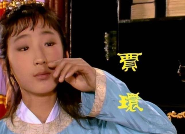 王夫人的炕头上，宝玉正懒懒地靠着歇息，一旁抄经的贾环，盯着被众人捧在云端的哥哥，