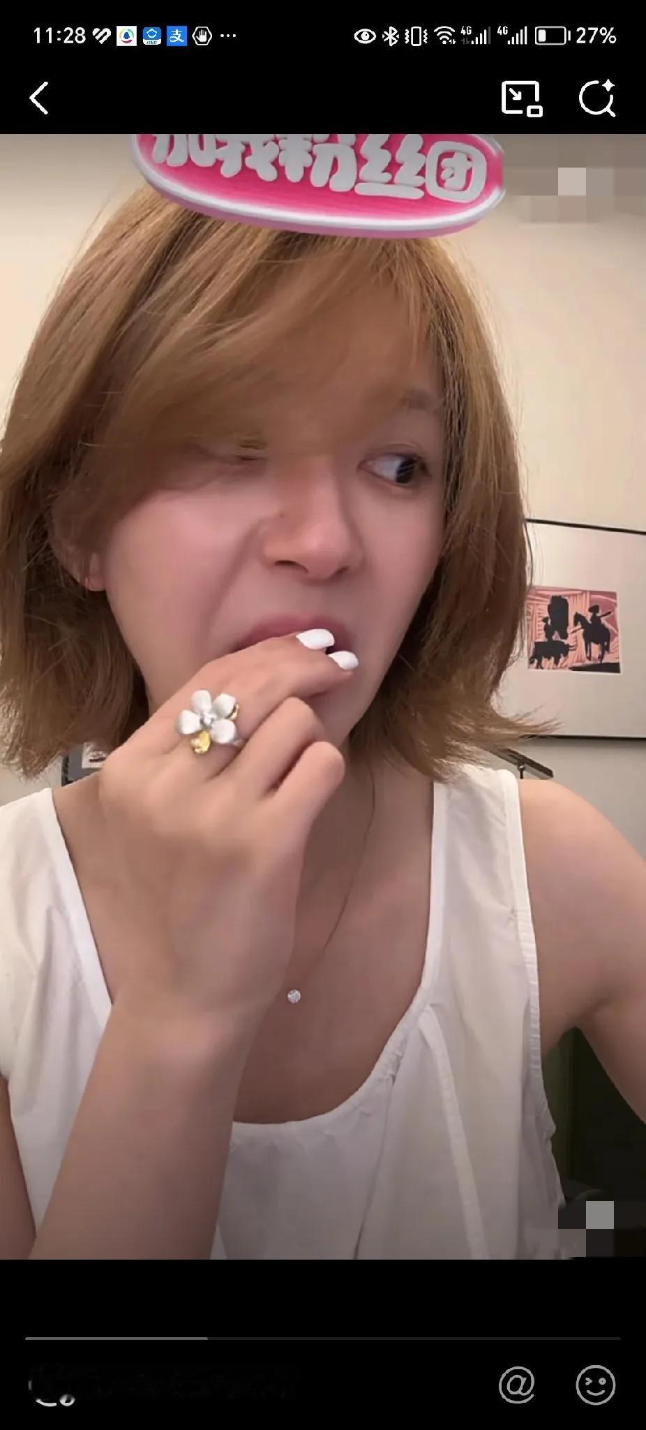 赵露思现在真的是什么也不在乎的疯感，像不像某爽当年？边直播边用指甲抠牙缝塞的菜