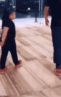 这对父女去检测DNA被人家轰了出去，大家觉得做的对吗？视频中两人长相非常相似连走
