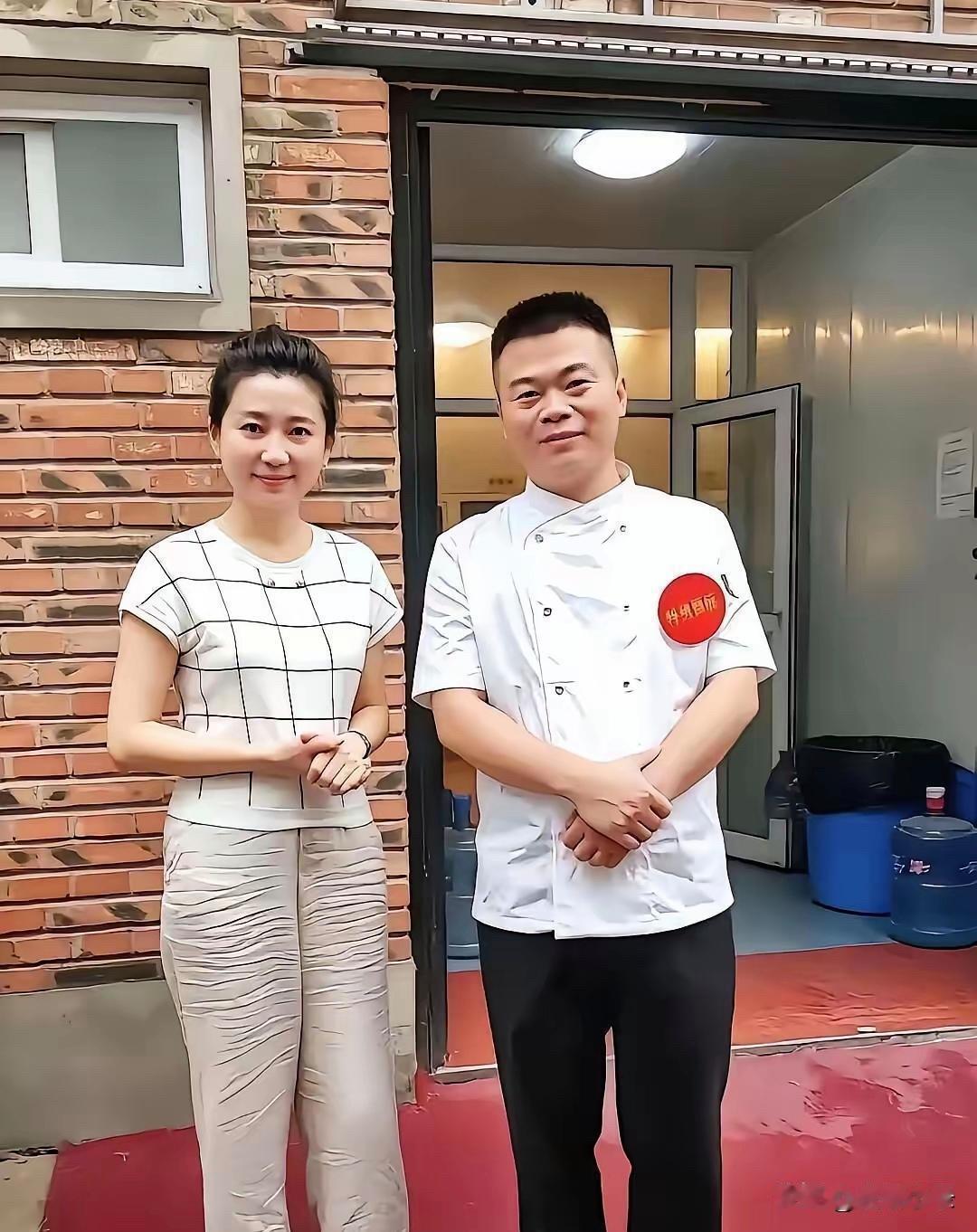 主持人王小丫，165cm标准身高，岁月沉淀温润之美。镜头下，王小丫站在画面左侧，
