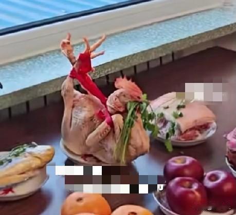 近日，山东东营一对新人仅花1000元举行婚礼，婚礼极其简单，就是双方亲人坐在一起