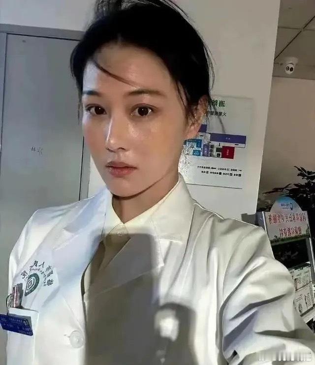 张馨予素颜照流出，与平日形象大不同，网友直呼：这颜值反差，确实让人意外！​​​