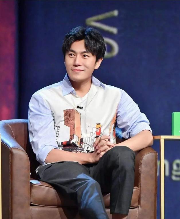 主持人问秦昊:“伊能静饮食这么讲究，你们家的饮食是不是很清淡？”秦昊摆摆手:“我