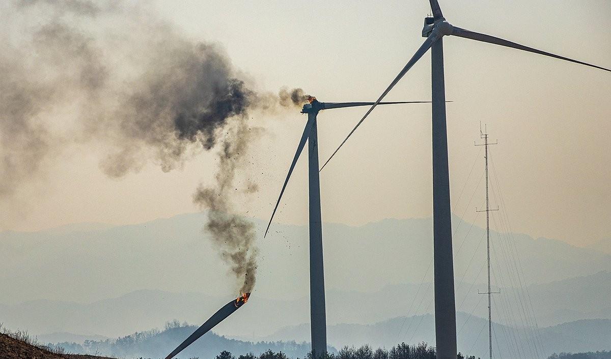 韩国老旧风力发电机维修起火发生重大伤亡事故，给中国风电安全敲响深刻警钟。当