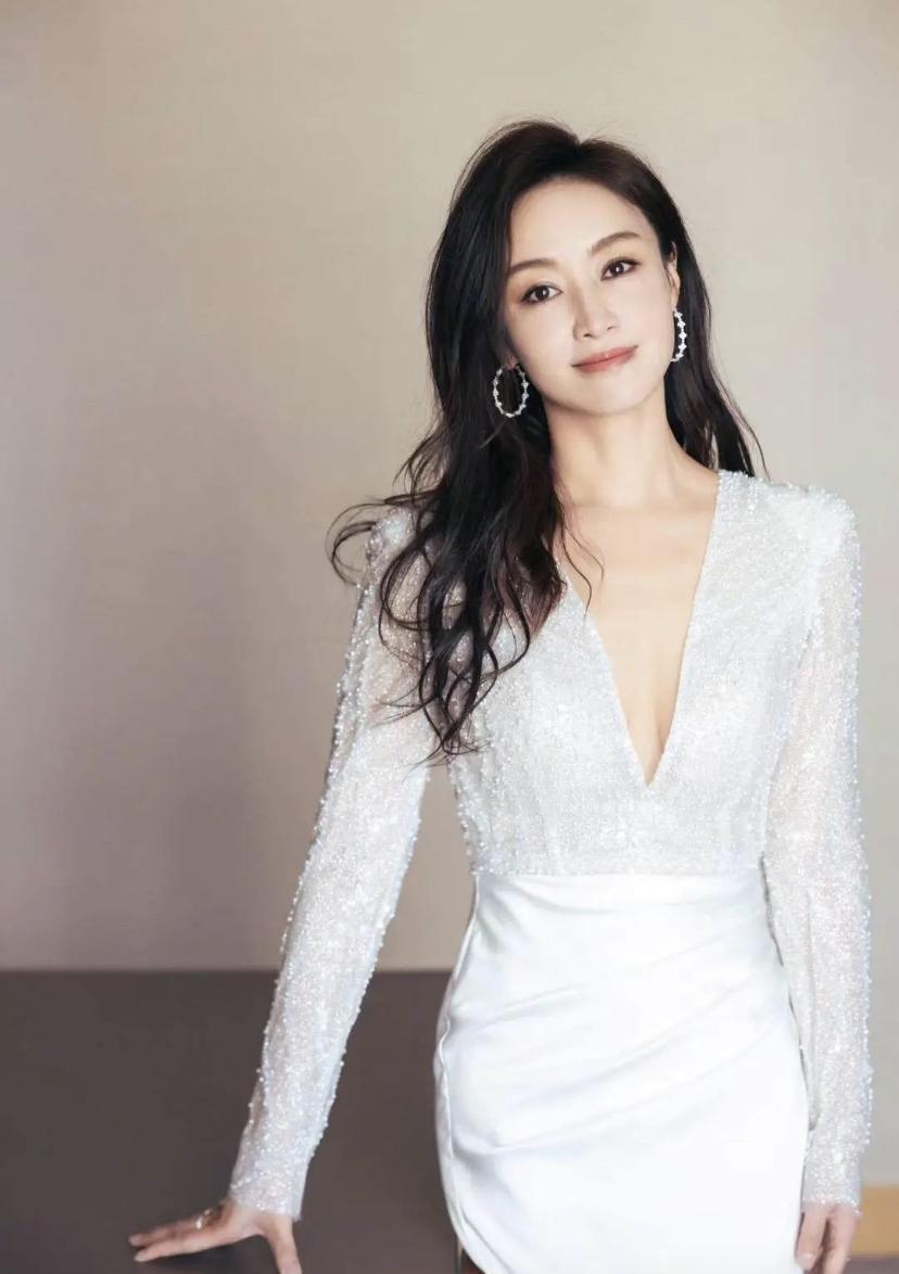 三票之差，赵子琪成了乘风2026首个出局的祭品。孙怡哭得妆都花了，嘴里不停念叨