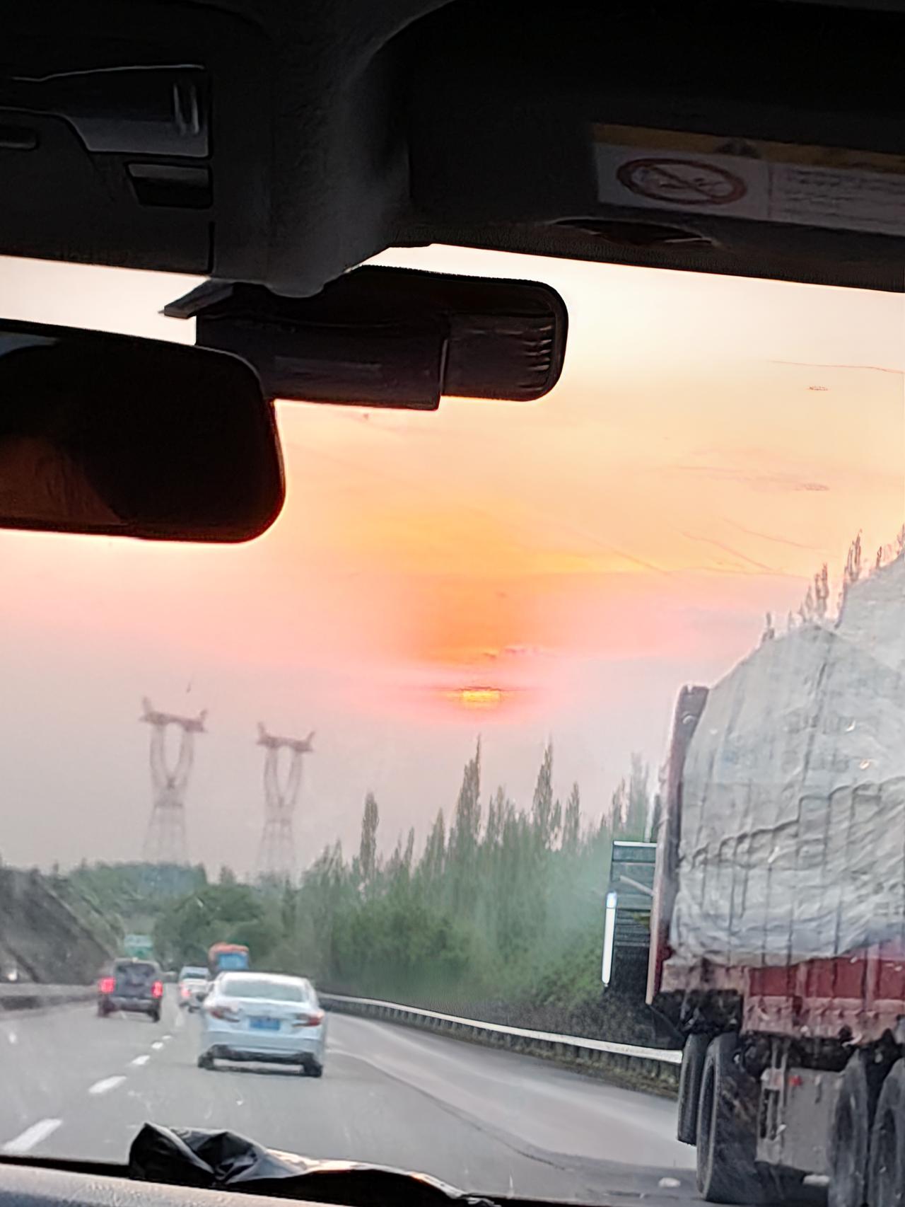 今天中午一点出发去大同，先走的京蔚高速。一段一段的严重堵车！！前面的服务区都进不