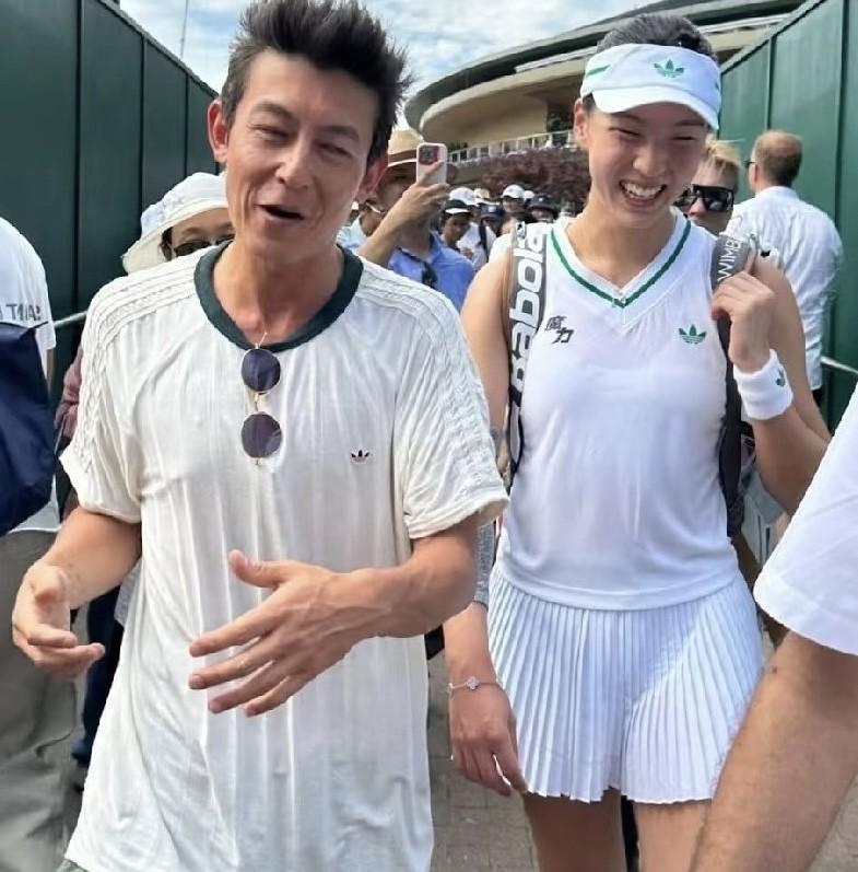 #王欣瑜回应陈冠希观战称非常激动#冠希哥继续来呗，一看就赢一加油就晋级，绝对福星