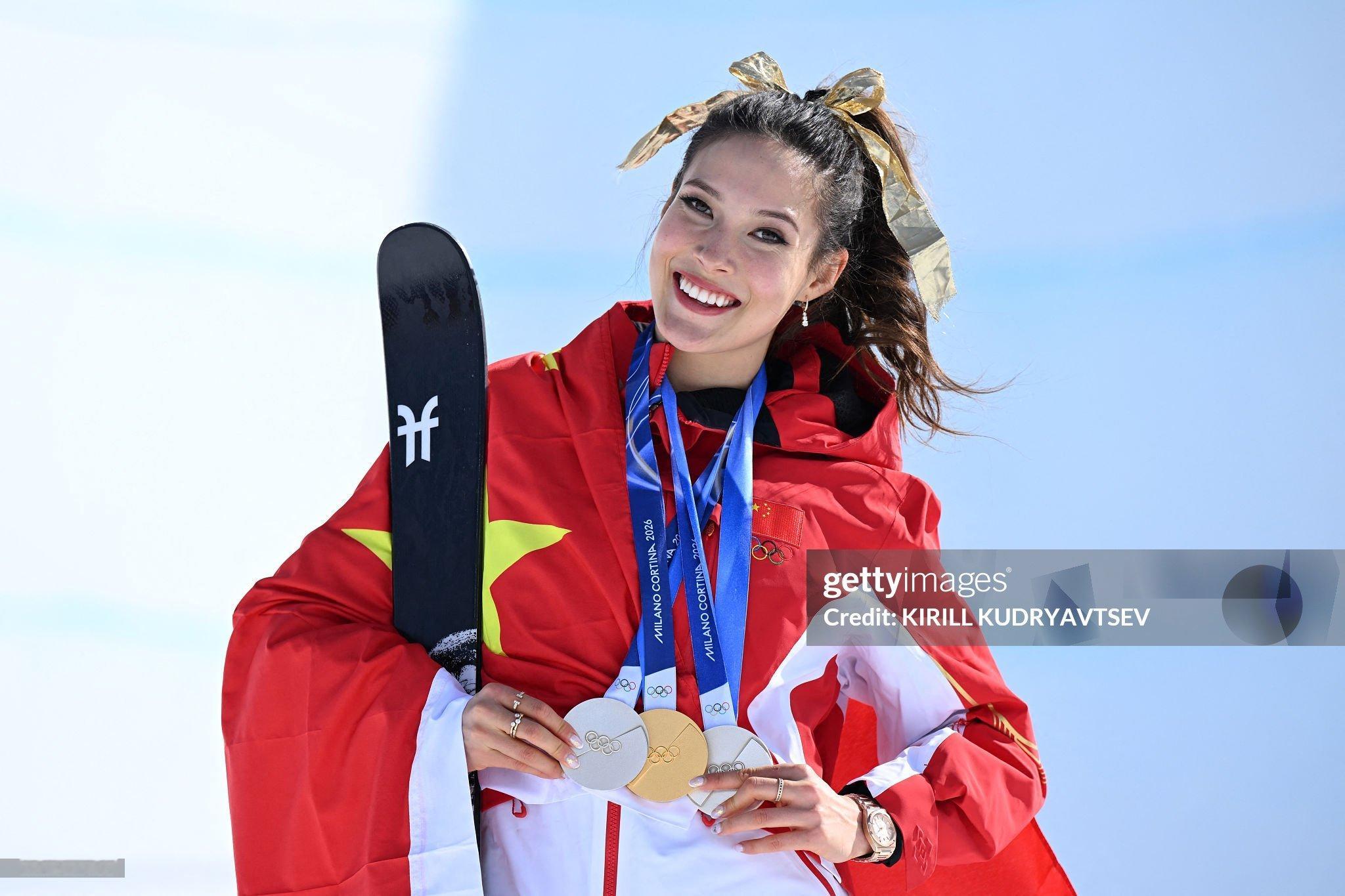 谷爱凌金牌谷爱凌金色蝴蝶结好美丽！好明媚！好灿烂的一组媒体图！