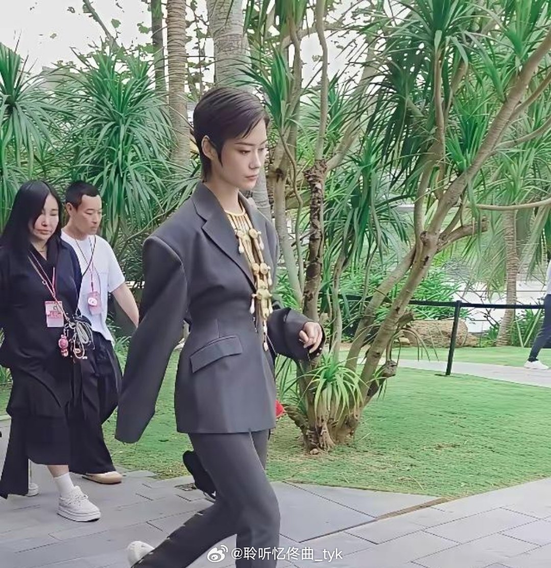 戴着大金链子，身穿怪异的西服。这竟然是李宇春，我还是看评论才知道的
