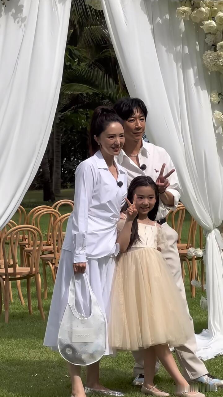 9岁差姐弟恋终成真，45岁董璇这回真嫁了，闺蜜佟丽娅优雅出席～～近日，董璇与张子