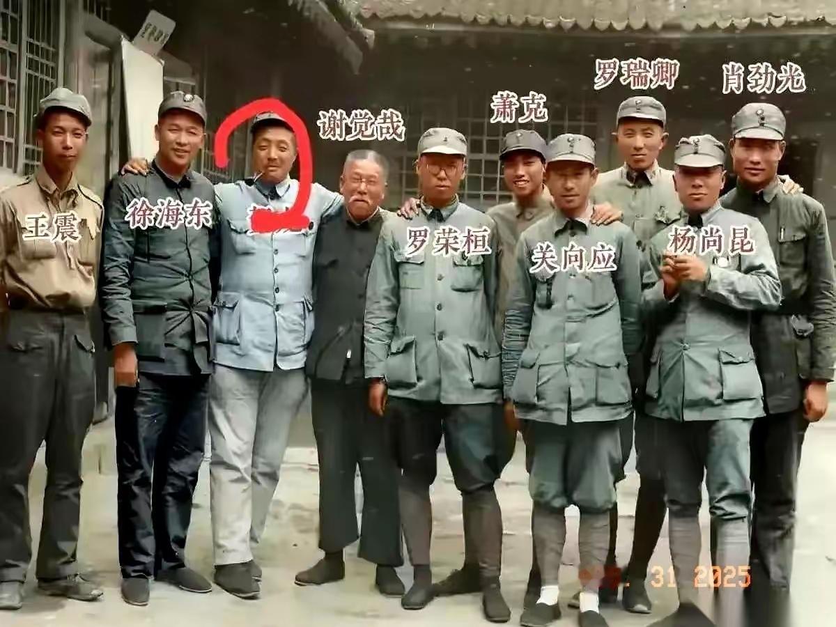 一群平均年龄可能也就三十来岁的年轻人，穿着最普通的布军装，站在一起，就这么构成了