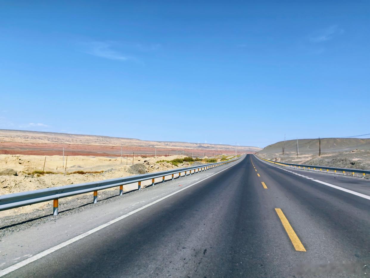 新疆的风景，简直是大自然的“调色盘”！沙漠的金黄、湖泊的蔚蓝、草原的翠绿，还有那