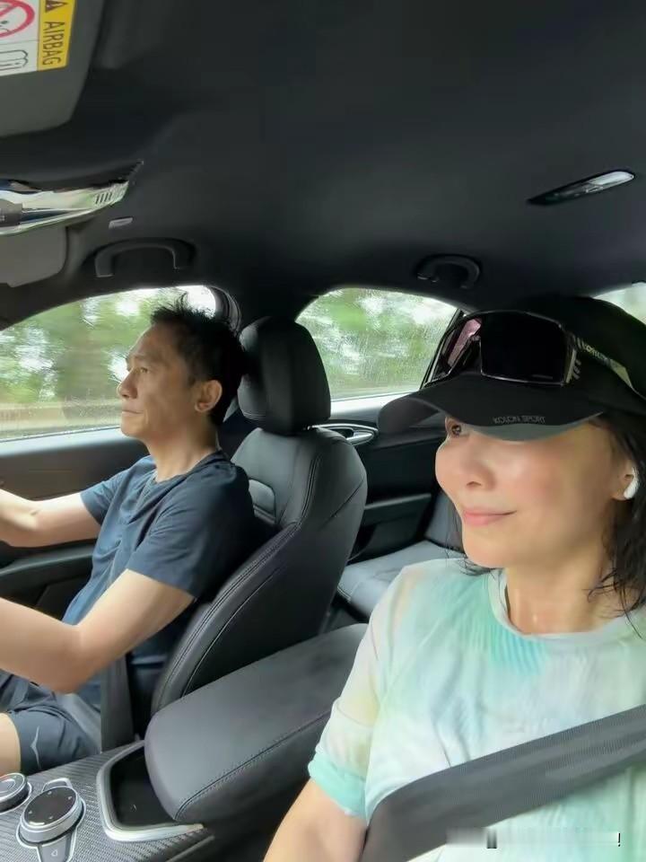 我以为只有我这样开车，原来梁朝伟也是这样开车的，刘嘉玲跑完步跟梁朝伟驾车闪人，司