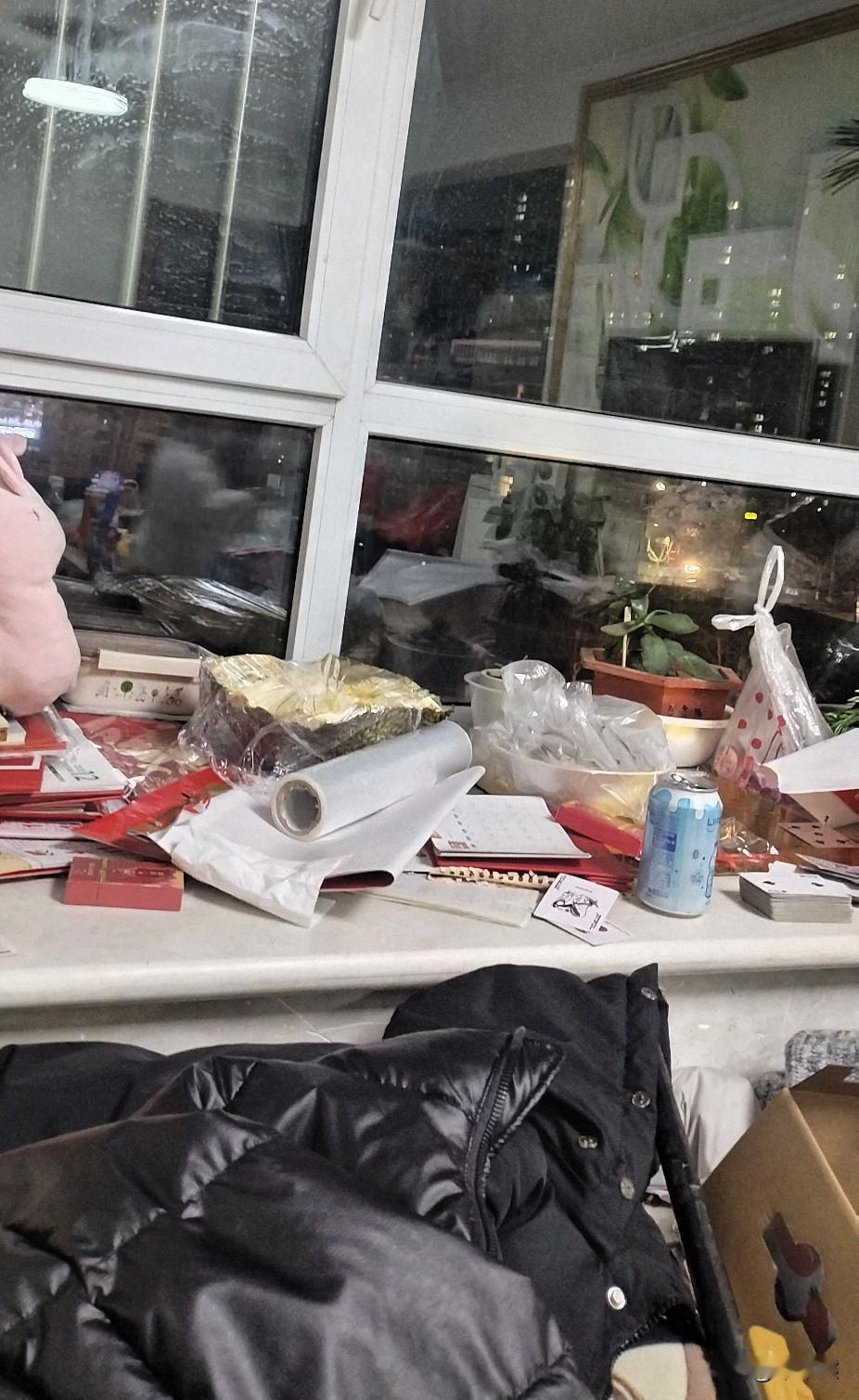 要过年了，各种东西铺在窗台上，没地方放，只能往窗台上扔了！你看这窗台，乱得跟