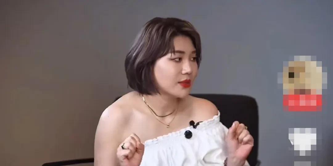 杨天真问侯佩岑：“你最讨厌的自己是什么样子的？”侯佩岑淡淡的说：“其实我是一个