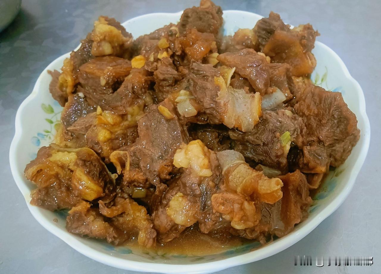 晚饭，即墨农村老李家今晚两人的晚饭。红烧牛肋排芋头炖蛤蜊时——今晚做