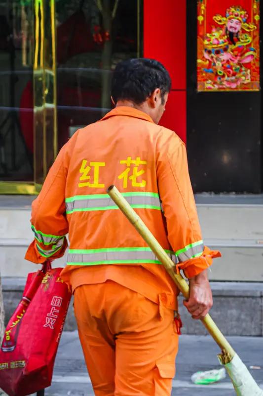 从环卫工人工资微薄，仅一千多到两千，且缴纳社保困难等方面来看，论述有理有据，令人