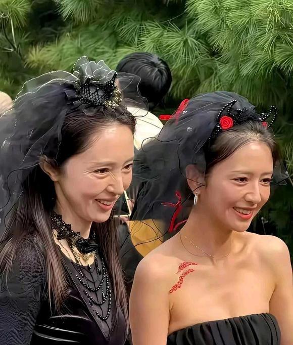 有认识的吗？红颜易老了！图（一）里的两位是董璇（左）和佟丽娅（右），