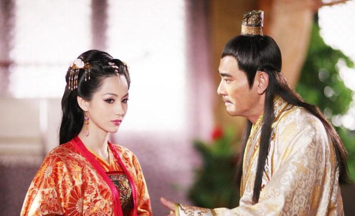 300年，晋军冲入金谷园，把正在喝酒的石崇抓起来。石崇笑了笑：“也就是去外地当官