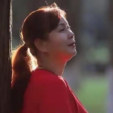 王姐今年45岁，做住家保姆做了八年，接赵先生这份活之前，她开口提了三个条件，夜陪