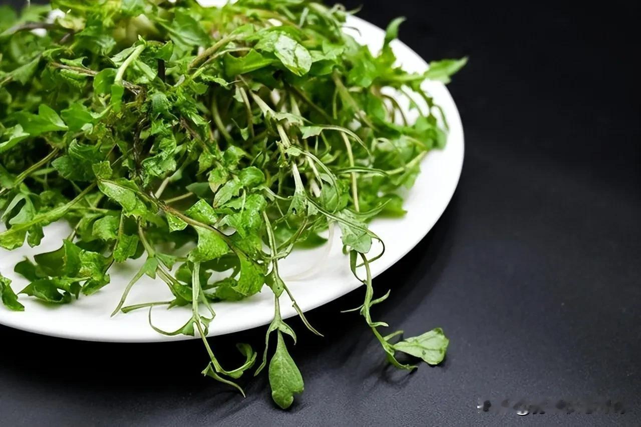 春天必吃的“野菜之王”！钾是苹果5倍，钙是黄豆2倍，中老年人多吃，不犯困腿脚有劲