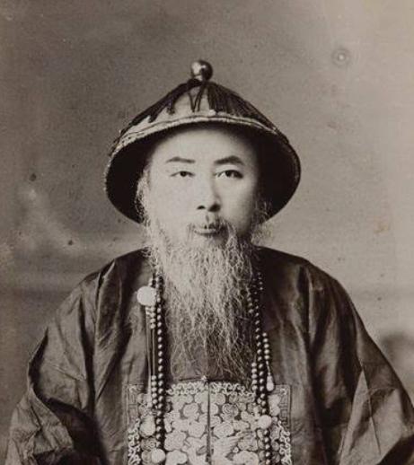 1885年,一个因弹劾李鸿章被连降五级、最终被罢官的翰林,收拾行囊离开京城。临走